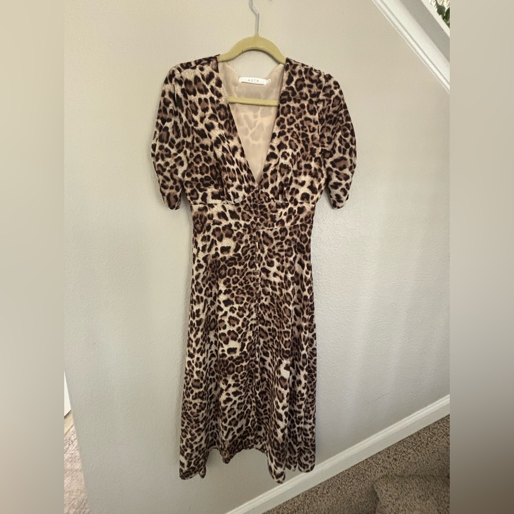 ASTR The Label leopard print button-down dress - Picture 3 of 10